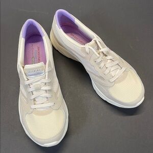 Skechers D’Lux Comfort Beige Sneakers Womens Walking Shoes Sz 10